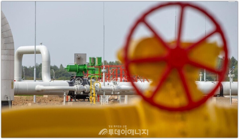  2014년 9월 2일, 슬로바키아 동부 벨케 카푸샤니(Velke Kapusany)에서 우크라이나에서 오는 가스 파이프라인의 국경 개방 및 압축기(컴프레서) 시설