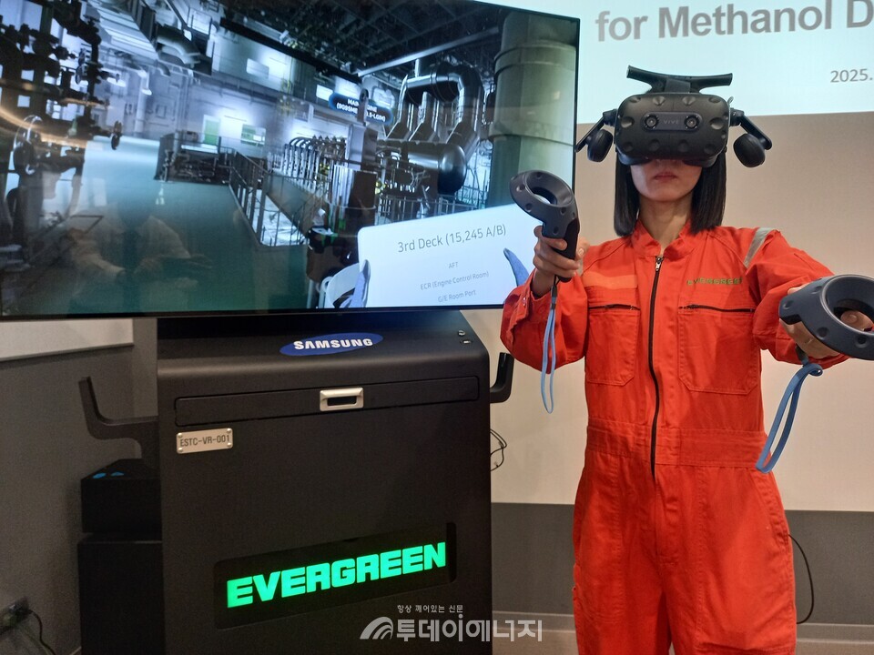 에버그린 작업자가 삼성중공업이 개발한 VR 솔루션을 시연하고 있다. /삼성중공업 제공