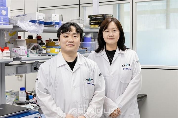 리튬금속전지 난제 해결한 화학연 연구팀. 왼쪽부터 최준영 학생연구원과 석정돈 박사./ 한국화학연구원 제공