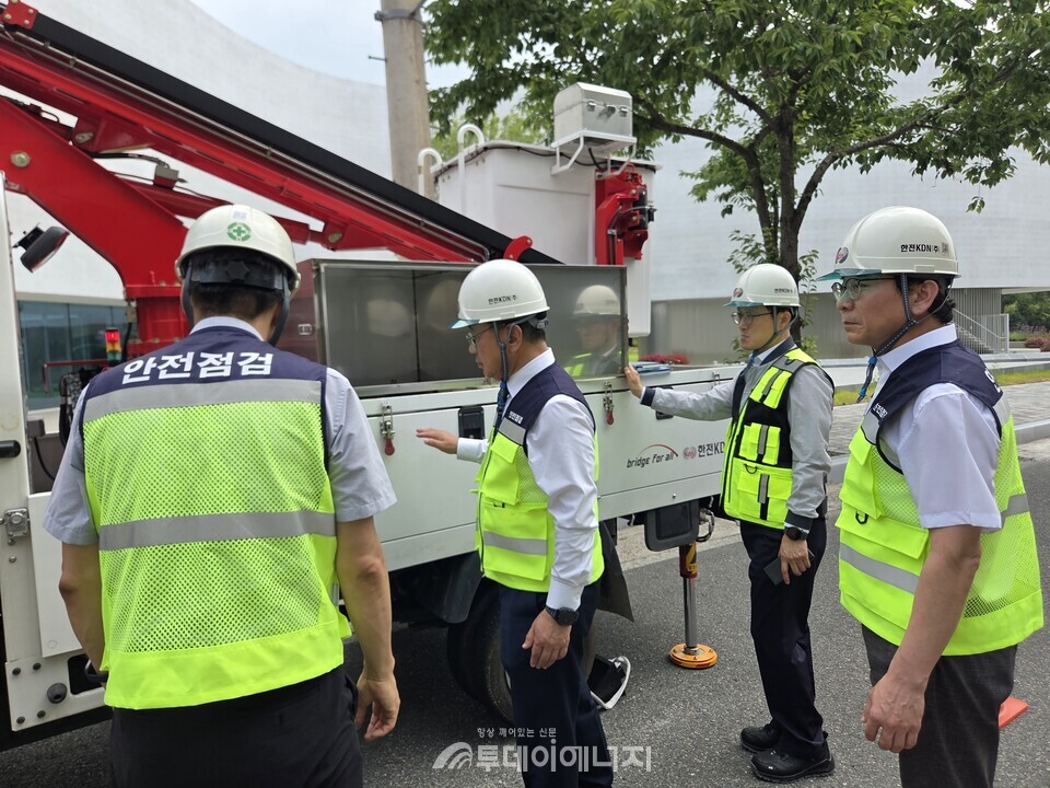 현장 작업용 차량의 안전 발판 등 기초 안전환경에 대해 점검 중인 박상형 한전KDN 사장(사진 왼쪽 2번째)  / 한전 KDN 제공