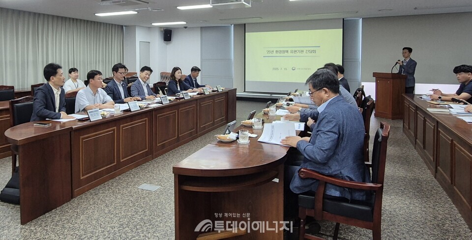 서흥원 낙동강유역환경청장이 15일 부산지방기상청, 한국 수자원공사 낙동강유역본부 등  부·울·경 환경분야 소속·산하기관과 간담회를 개최해 녹조 등 유관기관 협력과제를 논의했다./ 낙동강유역환경청 제공