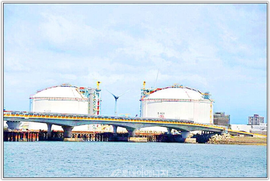 대만 CPC사 타오위안 관인구(桃園 觀音區)에 위치한 제3 LNG 터미널 저장탱크. /Taipei Times