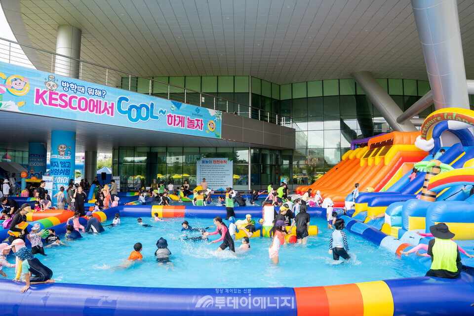 지난해 전북 완주군 한국전기안전공사 본사 앞마당에서 진행된 2024 썸머페스타를 방문한 주민들이 물놀이를 하고 있다.  / 한국전기안전공사 제공