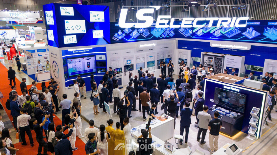 16일(현지시간) 베트남 호치민 SECC전시장에서 열린 '일렉스 베트남 2025'에 참가한 LS일렉트릭 부스에 참관객들이 관람하고 있다 / 코엑스 제공