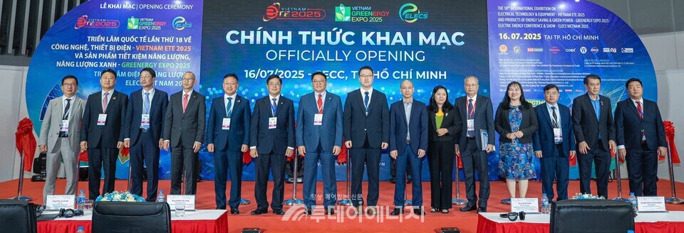 16일 베트남 호치민 SECC 전시장에서 열린 '일렉스 베트남 2025' 개막식에서 VIP 주요 인사들이 기념 사진을 촬영하고 있다 / 코엑스 제공