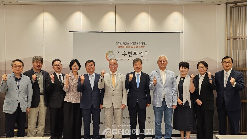 기후변화센는 윤재웅 동국대학교 총장을 신임 공동대표로, 박기태 법무법인 바른 대표변호사, 박선희 GS문화재단 대표이사, 황은석 주성엔지니어링 미래전략실 총괄 사장을 신임 이사로 각각 선임했다고 17일 밝혔다./ 기후변화센터 제공