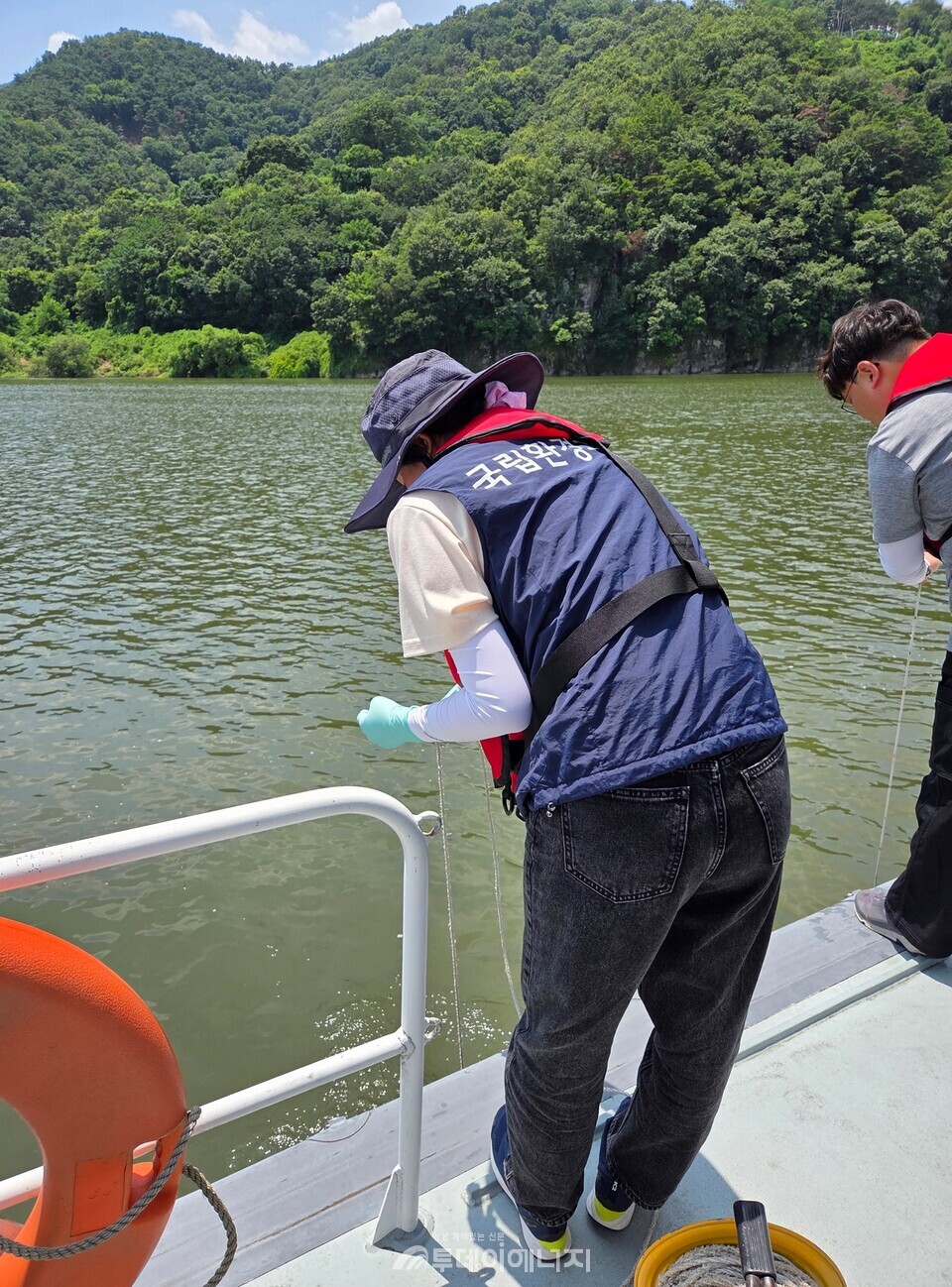 칠서 지점 채수 장면./ 낙동강유역환경청 제공