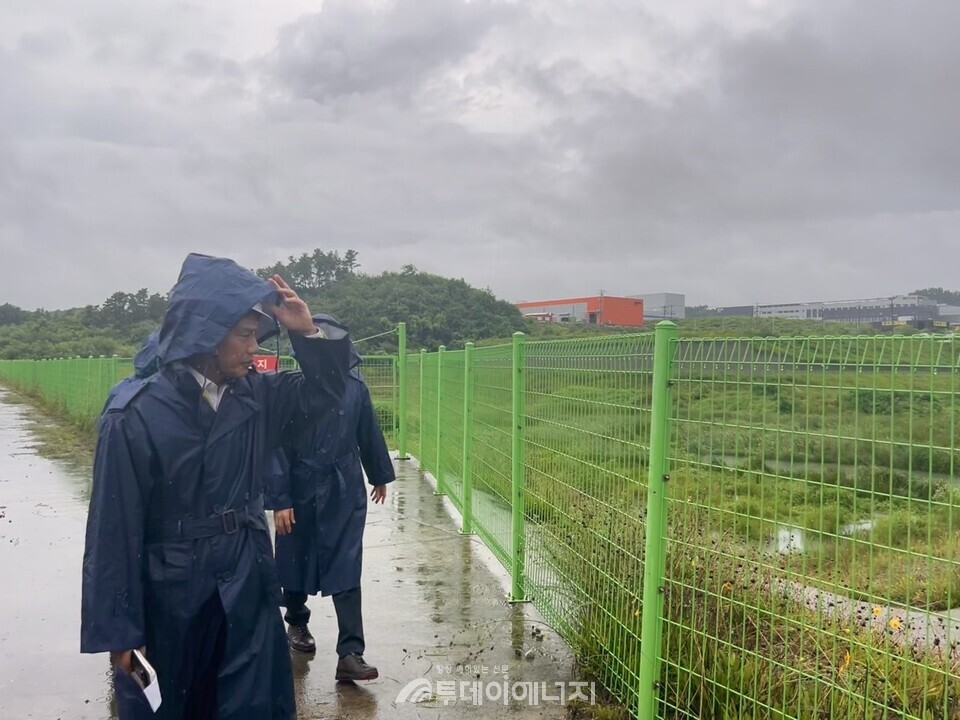 이상훈 한국산업단지공단 이사장이 17일 여름철 집중호우 대비, 충주외국인투자지역 저류지를 찾아 현장 안전사항을 점검했다. 이날 이 이사장은 충주외국인투자지역 내 저류지 바닥관리 상태, 저류기능, 저류지 안전시설 상태 등을 확인했다./ 한국산업단지공단 제공