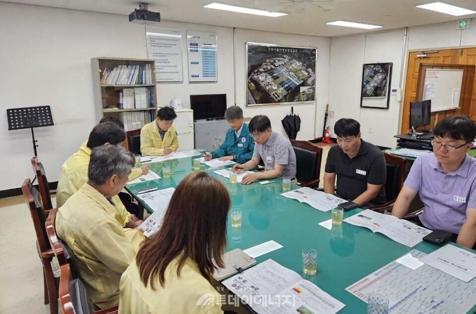 서흥원 낙동강유역환경청장은 17일 오후 경남 창원 칠서정수장을 방문, 낙동강 녹조 대응 실태를 점검했다./ 낙동강유역환경청 제공