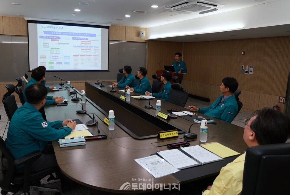 서원석 가스안전공사 안전관리이사(맨 아래 오른쪽)가 '긴급 상황 판단회의'를 주재하고 있다./한국가스안전공사 제공