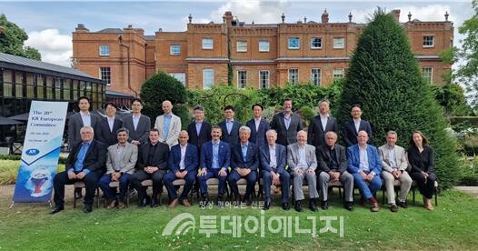 영국 런던에서 개최된 제20차 유럽위원회에서 KR 이형철 회장(사진 첫줄 왼쪽에서 6번째)과 유럽위원회 회원들이 기념사진을 촬영하고 있다. /KR 제공