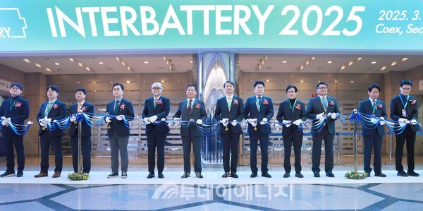 5일 서울 삼성동 코엑스에서 열린 ‘인터배터리 2025 개막식’에서 안덕근 산업통상자원부 장관이 참석자들과 테이프커팅을 하고 있다. / 산업통상자원부 제공