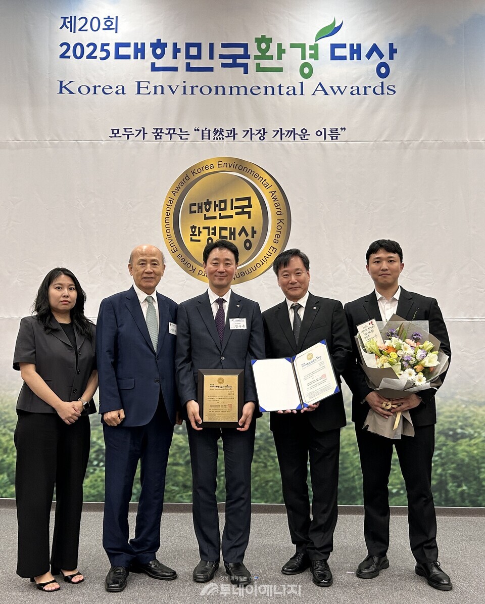 2025년 대한민국환경대상 탄소중립 부문 대상 수상 관계자들 / 한전 KDN 제공