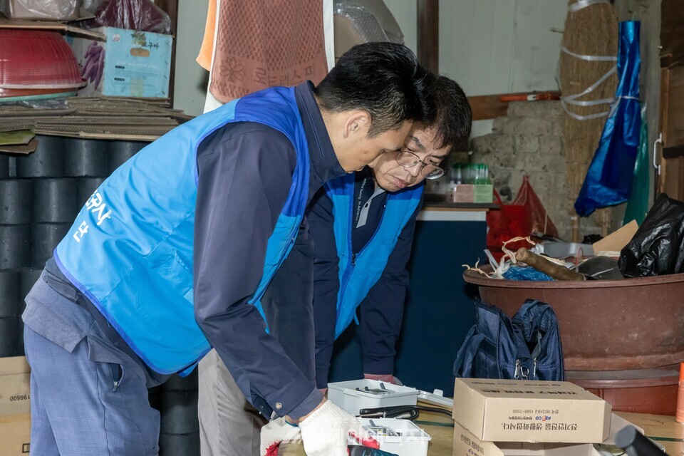 지난해 한국전기안전공사  봉사단원이 취약계층 가구에서 봉사활동을 하고있다. / 한국전기안전공사 제공
