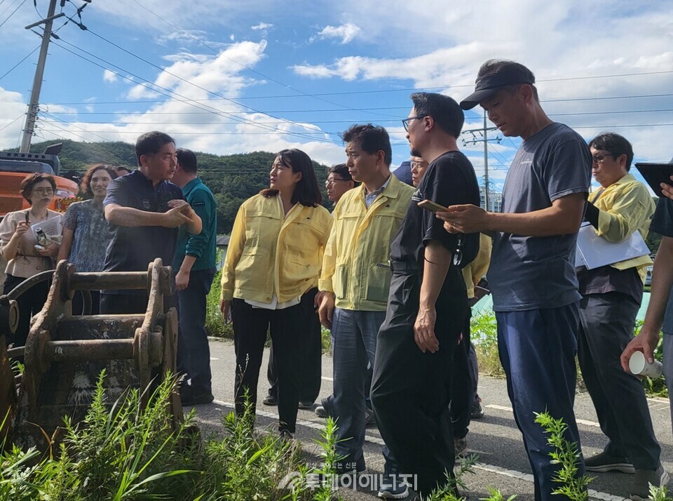 서흥원 낙동강유역환경청장은 21일 오후 울산 울주군 천상정수장 송수관로 누수 복구 현장을 찾아 진행 상황을 점검하고 울주군 등 관계기관과 향후 대책을 논의했다./ 낙동강유역환경청 제공