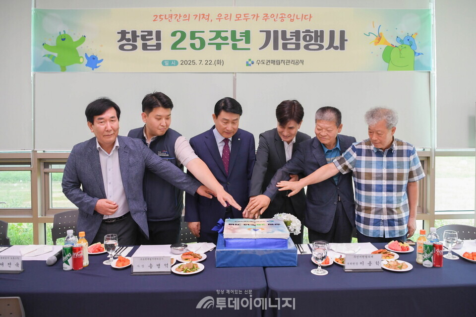수도권매립지관리공사는 창립 25주년을 맞아 22일 기념행사를 개최했다. 왼쪽부터 오화수 공사 퇴직자 동우회장, 서진욱 공사 노조위원장, 송병억 사장, 이용학 주민지원협의체 부위원장, 박만서 주민대표 운영위원, 이장수 드림파크장학회 이사./ 수도권매립지관리공사 제공