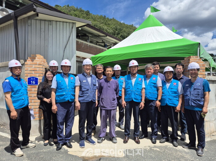 22일 안동에서 실시된 ‘가정용 보일러 안전관리 사업’ 현장에서 이상훈 한국에너지공단 이사장(왼쪽 5번째)이 관계자들과 기념 촬영을 하고 있다./ 한국에너지공단 제공
