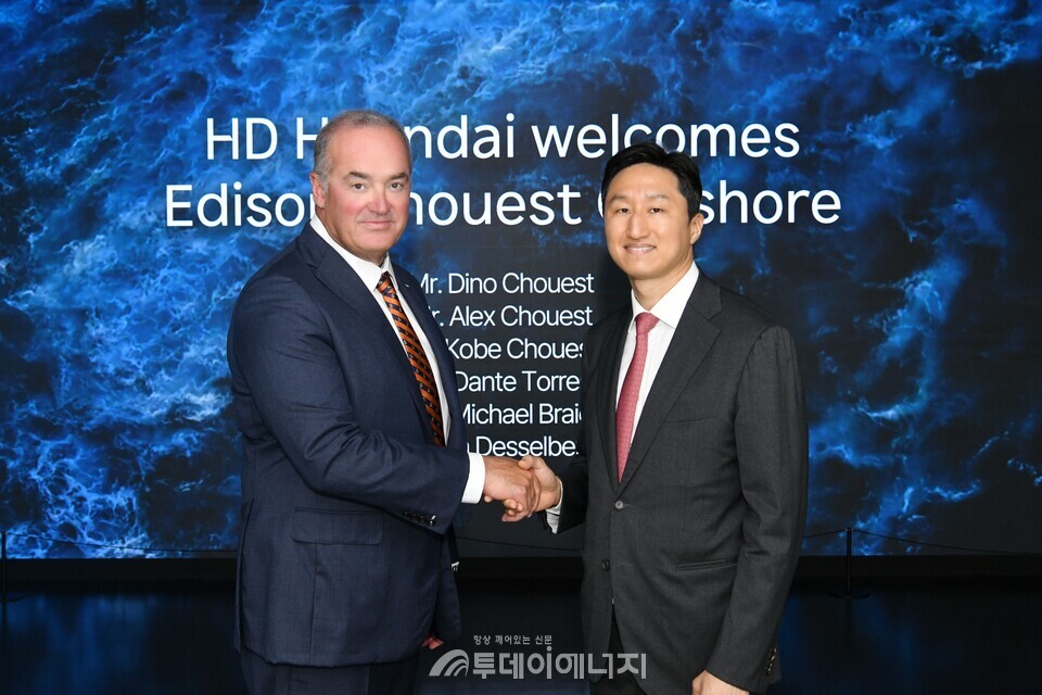 HD현대와 ‘에디슨 슈에스트 오프쇼어(Edison Chouest Offshore)’ 社가 최근 미국 내 컨테이너 운반선 공동 건조를 위한 세부 협력방안 등을 논의했다. 사진 오른쪽부터 정기선 HD현대 수석부회장, 디노 슈에스트(Dino Chouest) 에디슨 슈에스트 오프쇼어 대표. /HD현대 제공