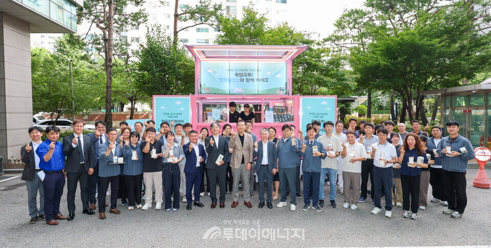 한수원이 22일 원전 해체 전문기업인 (주)오르비텍을 방문해 '찾아가는 푸드트럭' 활동을 시행했다./한국수력원자력 제공