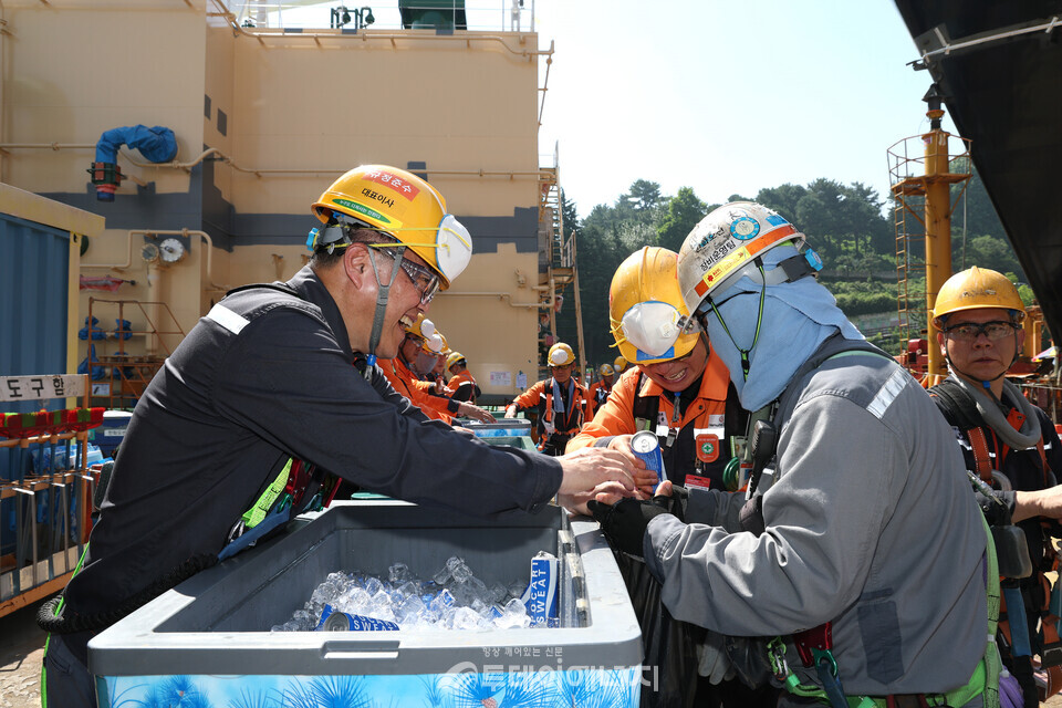 한화오션 김희철 대표, 폭염 현장서 근로자 안전 직접 챙겨