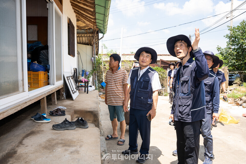 23일 한국전기안전공사 남화영(왼쪽 2번째) 사장이 전남 함평군 폭우 피해 지역에서 진행되는 긴급복구 작업을 순시하고 있다. / 한국전기안전공사제공
