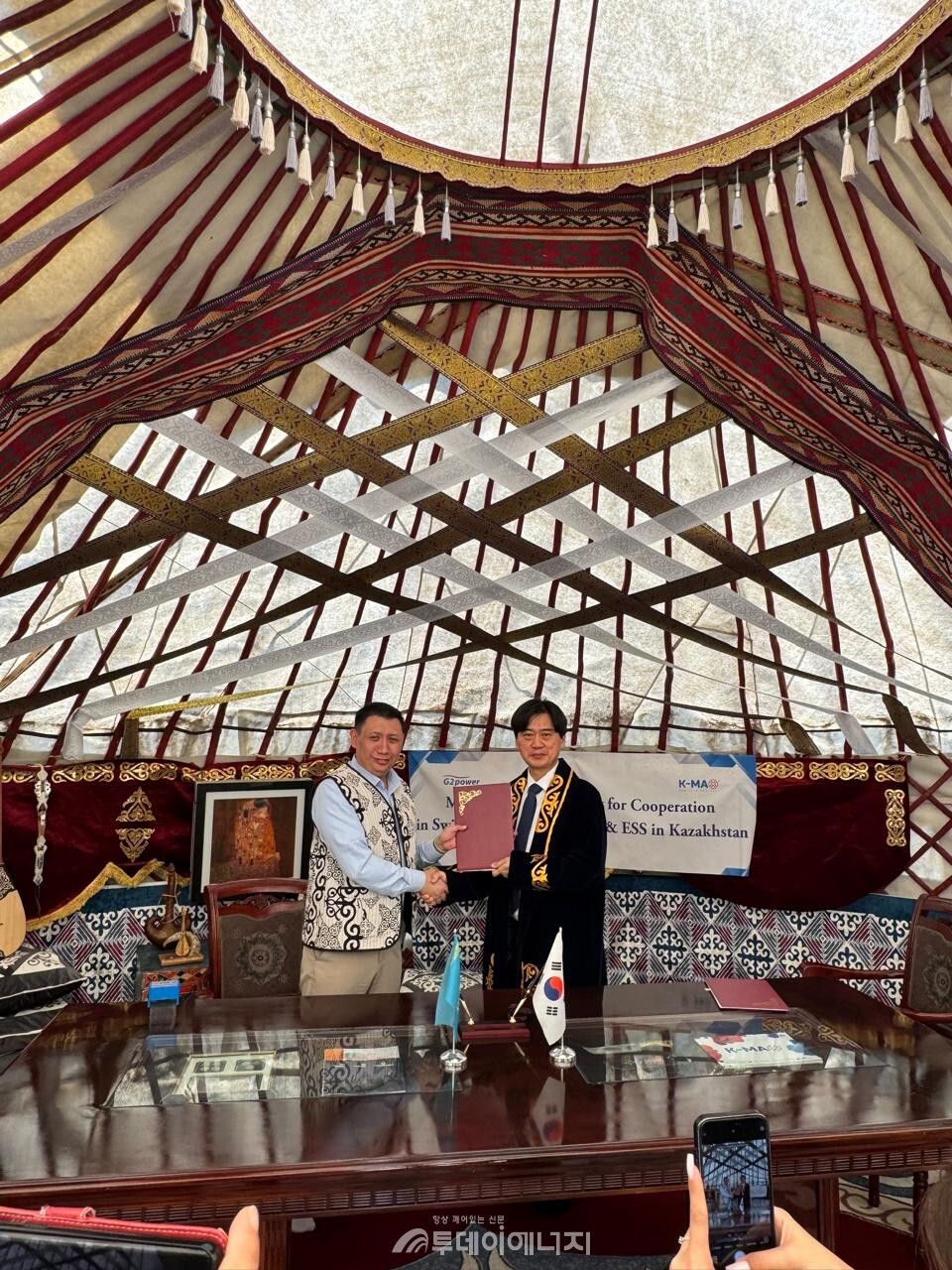 2025.07.22  MOU 기념사진 ,좌  K-MAX그룹 社 유가이 막심(Maxim Yugai) CEO, 우 지투파워 이동준 부사장(CTO))  / 지투파워 제공