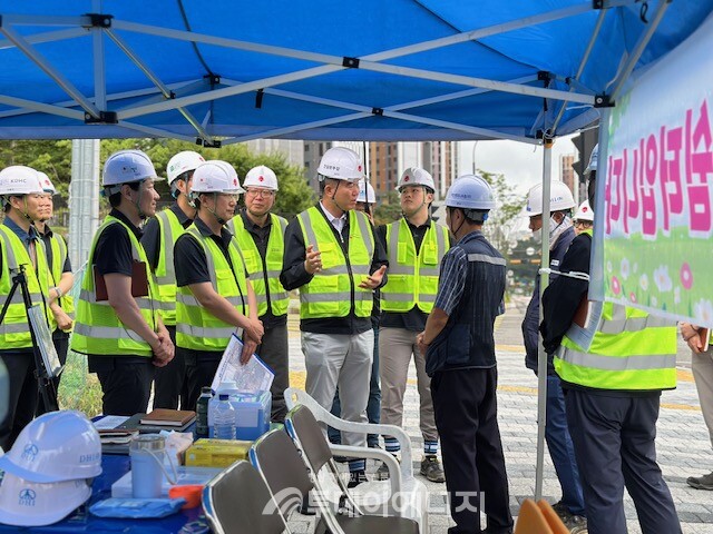 한난 고현일 건설본부장이 공사현장에서 근로자 보호환경이 적절히 조성되어있는지를 점검하고 있다./ 한국지역난방공사 제공