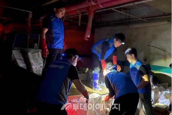 미래엔서해에너지  ‘한마음봉사단’ 재난 복구 현장. /미래엔서해에너지 제공