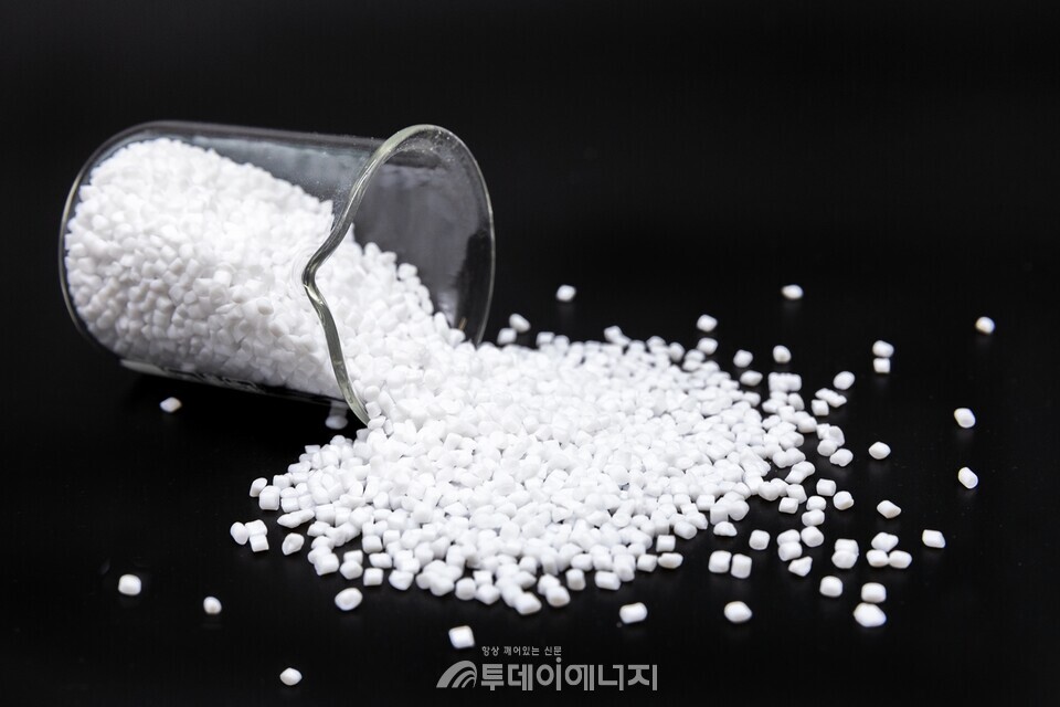 롯데케미칼이 ‘환경 표지 인증 적합 원료 공급망’에 참여해 PE, PP, PET 등 플라스틱 소재군 내 39개 제품을 적합 원료로 승인·운영하고 있다./롯데케미칼 제공