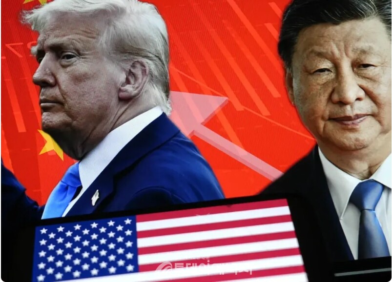 2025년 4월 10일 튀르키예 앙카라에서 촬영된 이미지.  도널드 트럼프 미국 대통령과 시진핑 중국 국가주석의 초상화가 비치고 미국 국기가 보인다. (사진: 딜라라 이렘 산자르/아나돌루 통신 게티 이미지)