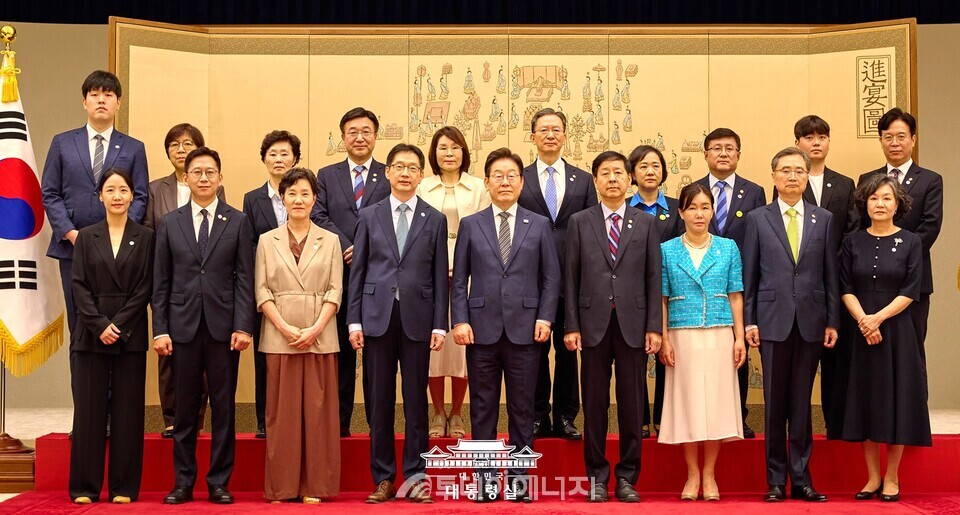 이재명 대통령이 지난 23일 서울 용산 대통령실 청사에서 신임 국무위원장 등에게 임명장 및 위촉장을 수여한 후 기념촬영하고 있다./ 대통령실 홈페이지