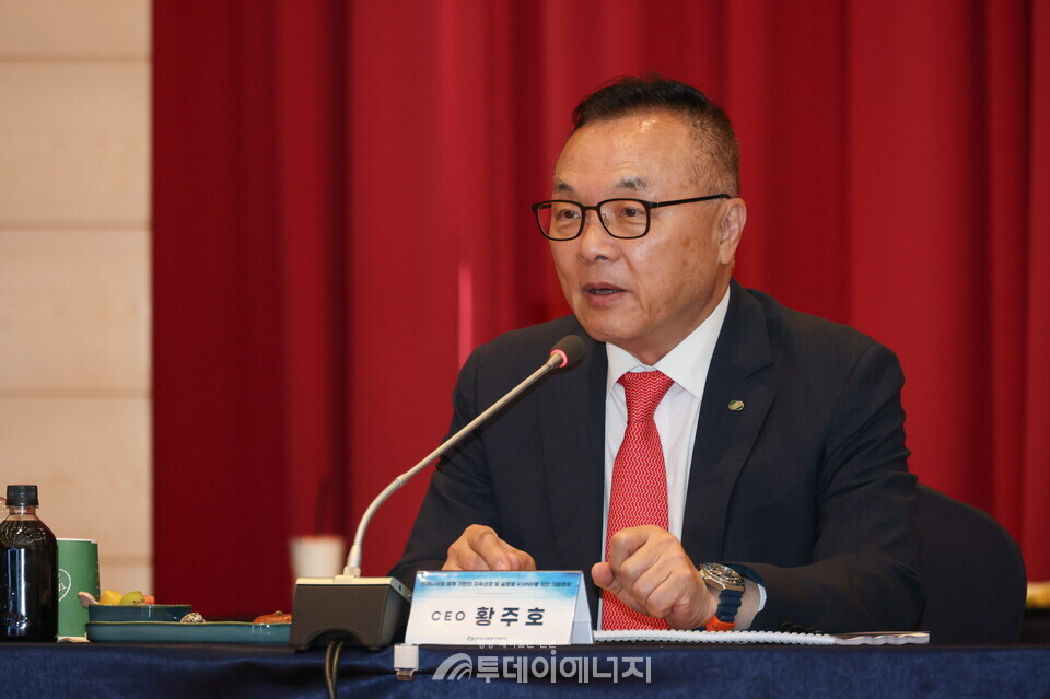 한국수력원자력 황주호 사장이 지난달 30일 경주 황룡원에서 개최된 엔지니어링 대토론회에서 참가자들에게 당부사항을 전달하고 있다./ 한국수력원자력 제공