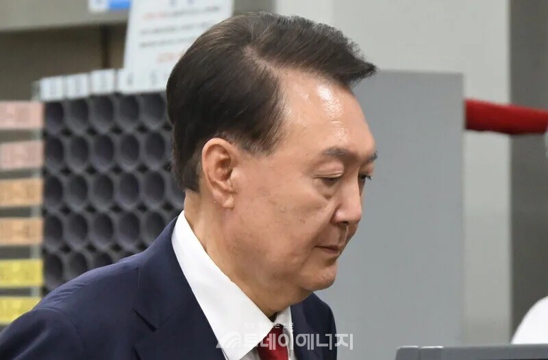 지난 9일 비상계엄 사태 관련 내란 혐의를 받는 윤석열 전 대통령이 서울 서초구 서울중앙지방법원에서 구속 전 피의자 심문(영장실질심사)을 마치고 법원을 나서고 있다./ 사진공동취재단