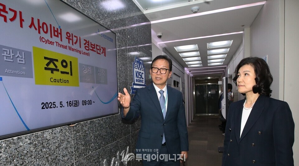 이진숙 방송통신위원장(오른쪽)./ 한국방송통신위원회 사진뉴스 자료