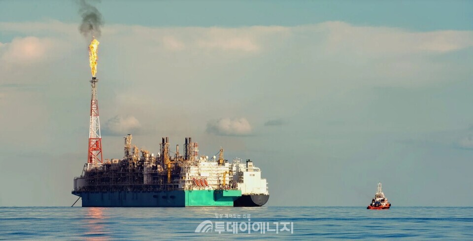 말레이시아 보르네오 북부 빈툴루 근처에 있는 페트로나스 부유식 액화천연가스(LNG) 시설. 중국은 현재 전 세계적으로 가장 많은 장기 LNG 수입 계약을 보유하고 있다. 동남아시아 국가들, 특히 말레이시아와 브루나이는 중국의 주요 공급국 중 하나이다.