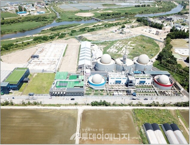 충청남도 아산시 신창면 소재 비이에프의 바이오가스 생산시설 전경./ 환경부 제공