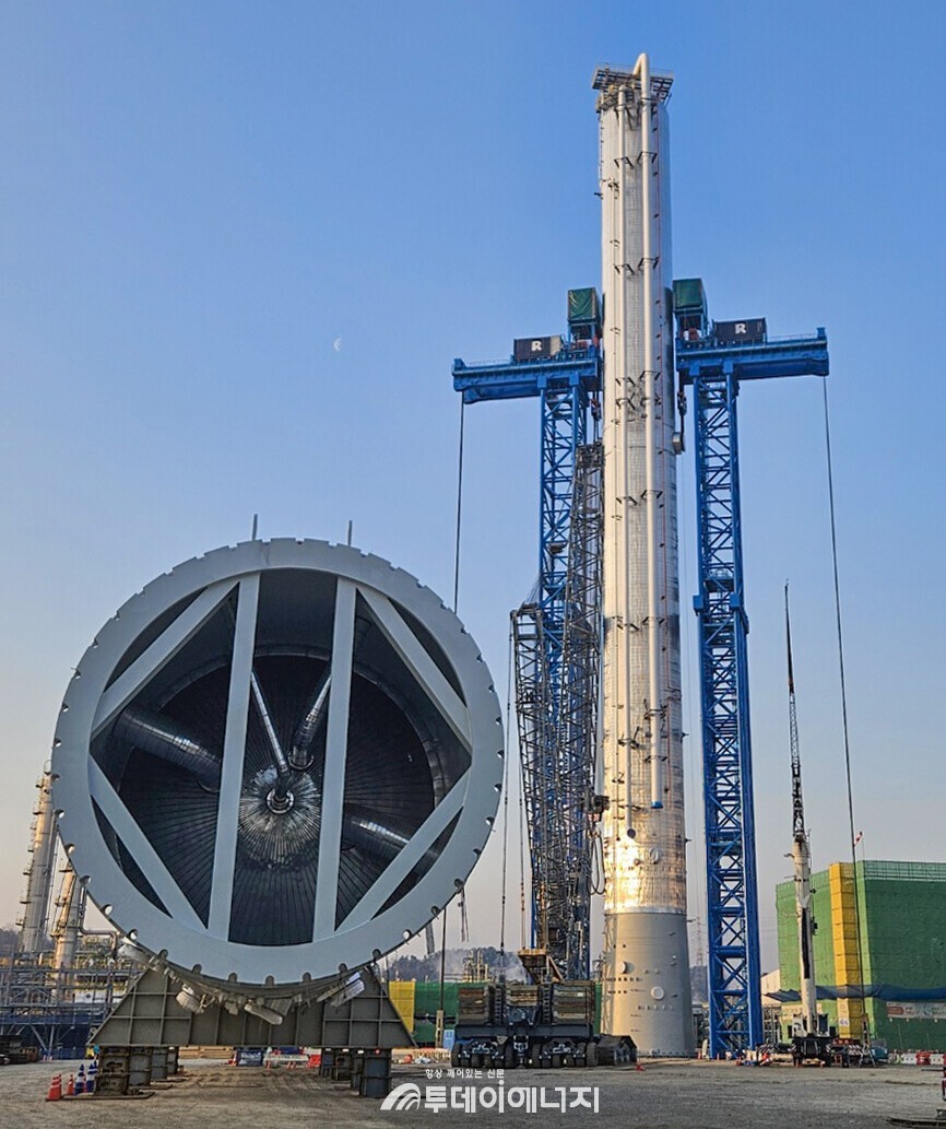 '샤힌 프로젝트' 현장에서 '프로필렌 분리 타워'가 설치 완료된 모습/S-OIL 제공