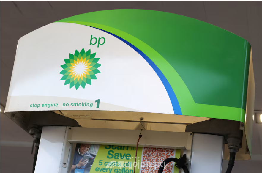 BP 로고가 미국 뉴욕 맨해튼의 BP 주유소에 보인다.  / REUTERS/Andrew Kelly