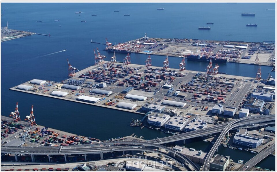 일본 미쓰이(Mitsui E&S)가 요코하마항의 러버 타이어 갠트리 크레인(Rubber-Tired Gantry crane, RTG)에 수소 연료전지 동력 시스템을 탑재했다.