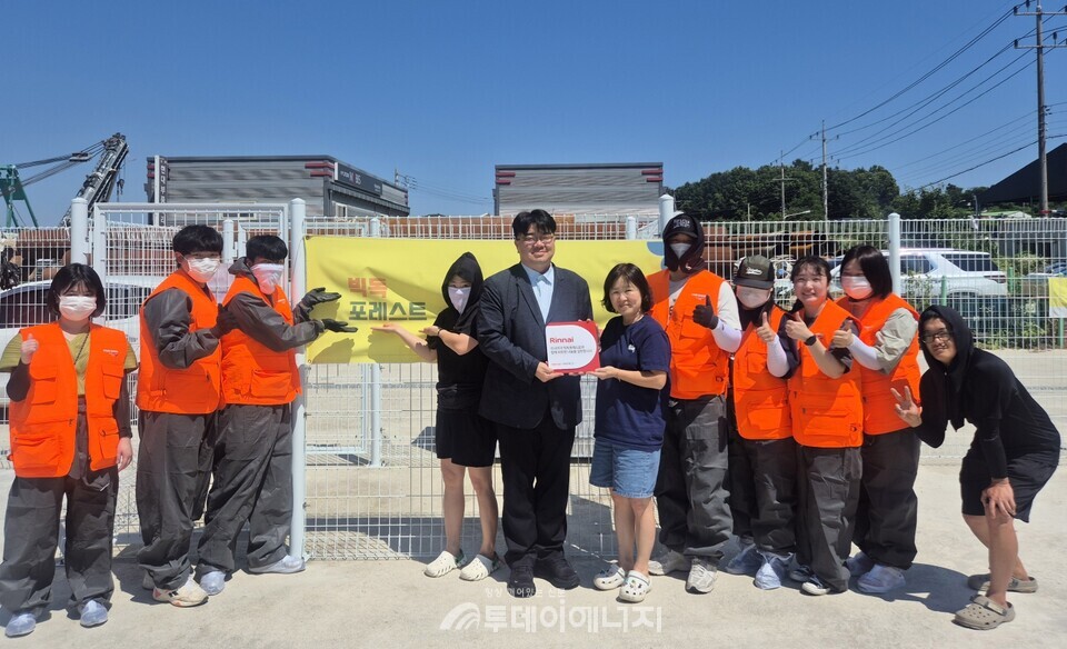 린나이코리아가 유기견 보호소 '빅독포레스트'에 UFB 온수기 4대를 무상으로 지원했다./린나이 제공