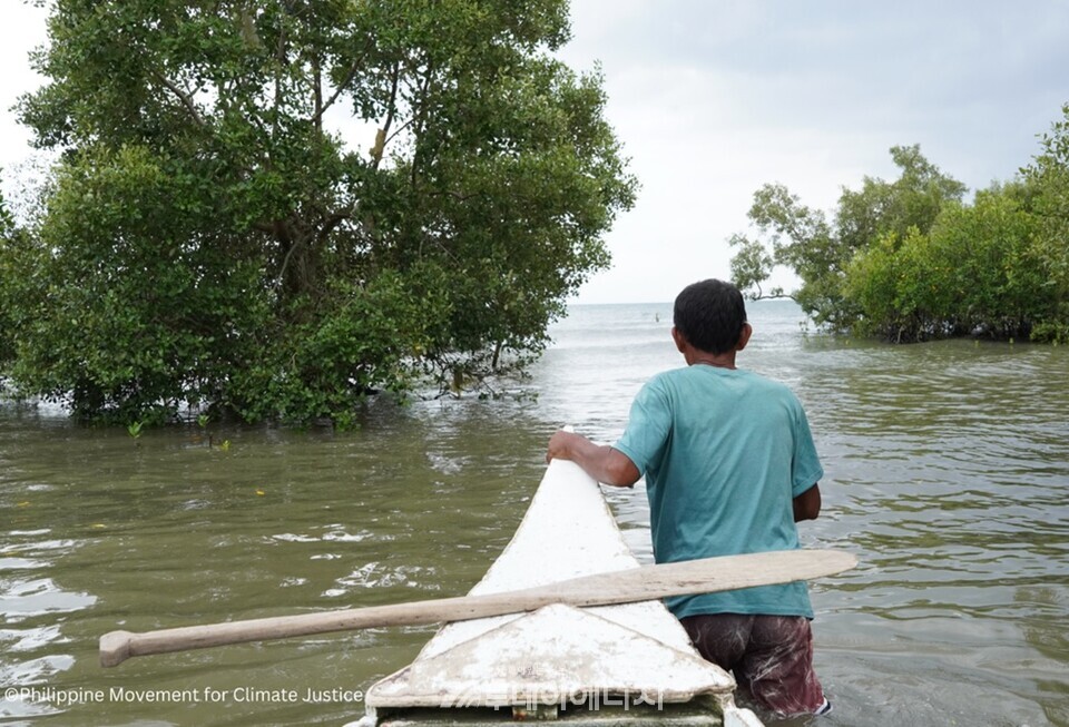 석탄재로 인해 색이 변해버린 발전소 인근 바다./ 기후솔루션 제공 