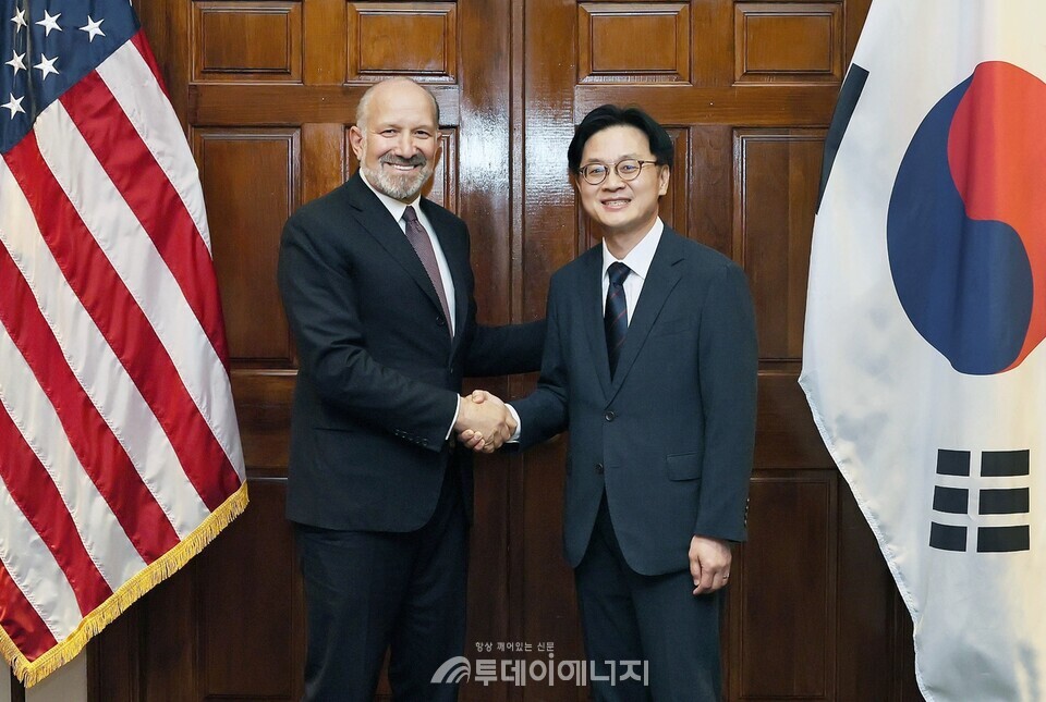 김정관 산업통상자원부 장관은 24일(현지시간) 오전 11시 30분 미국 워싱턴 DC 상무부 회의실에 서 하워드 러트닉 미 상무부 장관과 면담을 갖고, 한미 관세협상 진전과 산업 분야 협력 강화방안을 논의했다. 산업/ 통상자원부