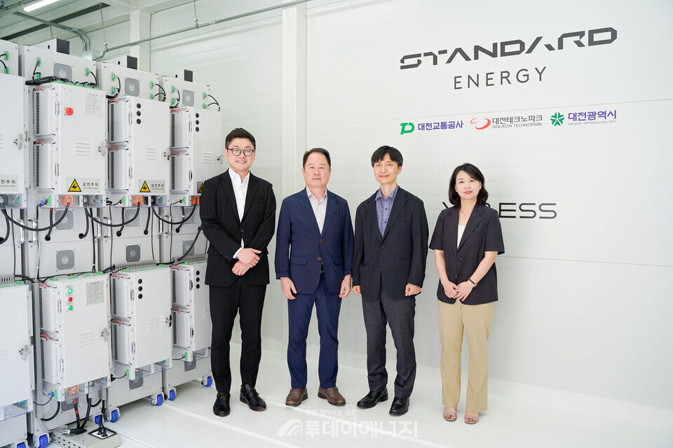 스탠다드에너지는 28일, 대전도시철도 1호선 구암역에서 바나듐 이온 배터리 에너지 저장장치 준공식을 개최했다(사진 왼쪽부터 스탠다드에너지 김부기 대표, 대전교통공사 연규양 사장, 대전광역시 기업지원정책과 한종탁 과장, 대전테크노파크 실증지원협력팀 김영숙 팀장) / 스탠다드에너지 제공