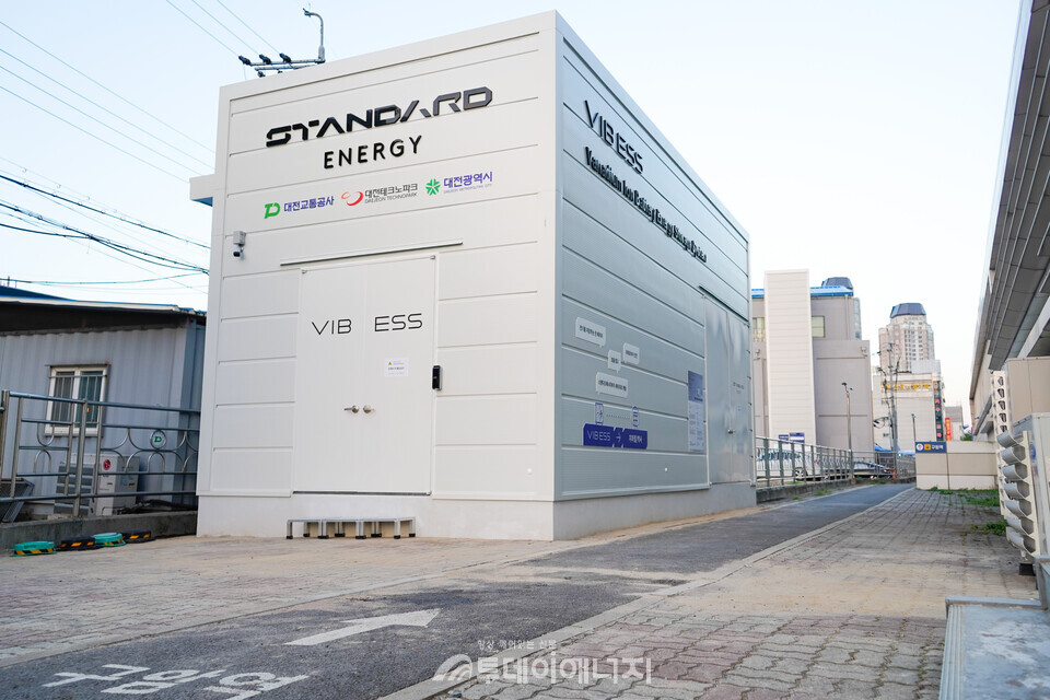 스탠다드에너지가 대전도시철도 1호선 구암역에 설치한 바나듐 이온 배터리 에너지 저장장치(ESS)  / 스탠다드에너지 제공