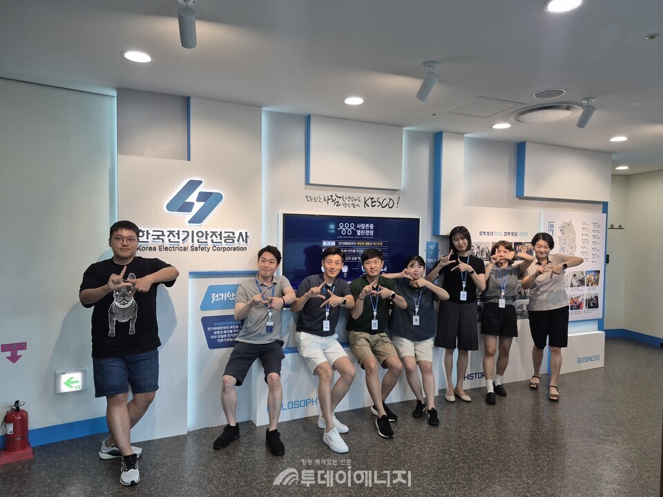 28일 반바지 출근 캠페인에 참여한 한국전기안전공사 직원들이 기념촬영을 하고 있다. / 한국전기안전공사 제공