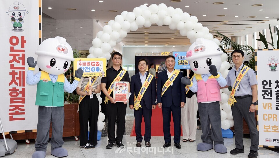 안전 체험존을 방문한 박상영 한전KDN 사장(사진 앞줄 오른쪽 세번째, 마스코트 옆) / 한전KDN 제공