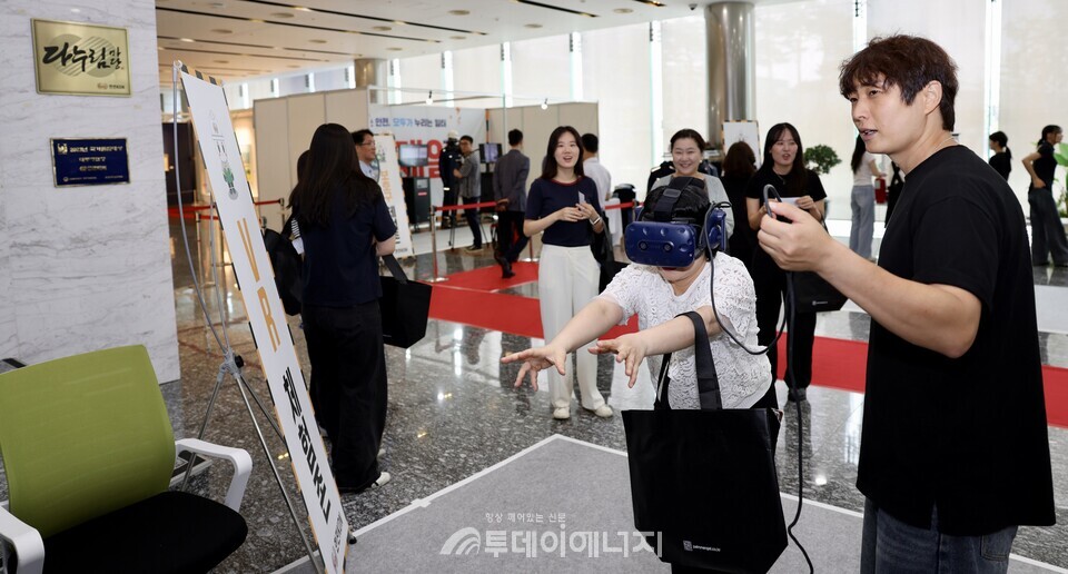 . 한전KDN, ‘산업안전 강조의 달’ 행사 - 안전 체험존에서 VR로 낙상을 체험하는 시민 방문객 / 한전KDN 제공