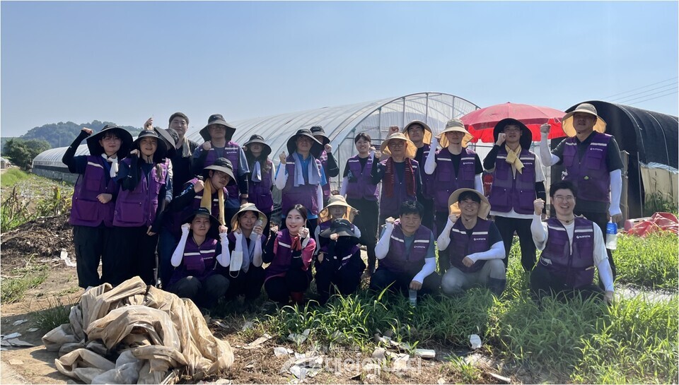 축산환경관리원은 29일 기록적인 폭우로 큰 피해를 입은 충남 예산 피해 농가를 직접 방문해 수해 복구 활동을 실시했다./ 축산환경관리원 제공