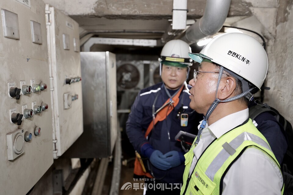 박상형 한전KDN 사장이 지하 전력구 작업 모습을 살펴보고 있다 / 한전KDN 제공