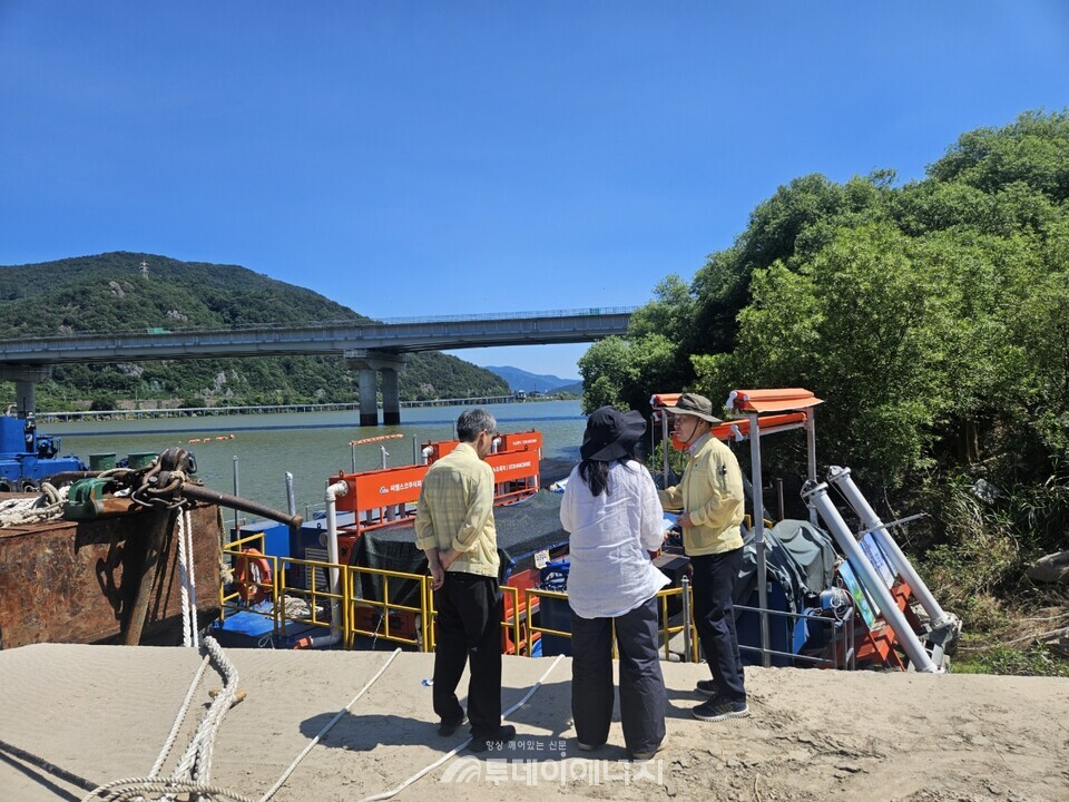 30일 물금매리 인근 선착장에서 설비 운영계획을 점검한 서흥원 낙동강유역환경청장이 녹조 발생 시 신속한 대응을 주문하며 “유관기관과 협력, 녹조 대응에 총력을 다해 먹는 물의 안전한 공급에 문제가 없도록 최선을 다하겠다”고 밝혔다./ 낙동강유역환경청 제공